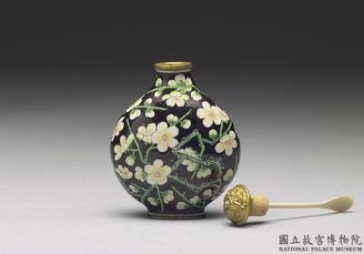 图片[2]-Gilt copper snuff bottle with painted enamel rendering of white plum blossoms on a black ground, Qing dynasty, Yongzheng reign (1723-1735)-China Archive